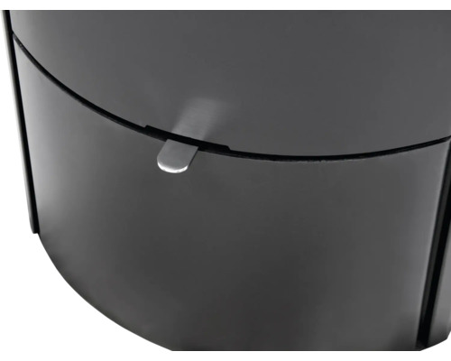 Detailaufnahme eines schwarzen Abfallbehälters mit silberfarbenem Verschluss