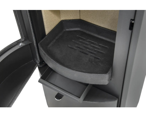 Detailansicht eines Kaminofens mit offenem Brennraum, Ascheauffangwanne und Ascheschublade.