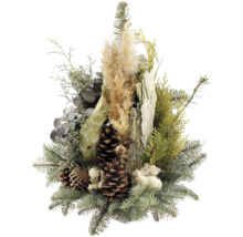 Dekoratives Weihnachtsgesteck mit Tannenzapfen, Zweigen und Holz