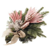 Arrangement mit Tannenzweigen, künstlichen Blüten, Kiefernzapfen und Schleife