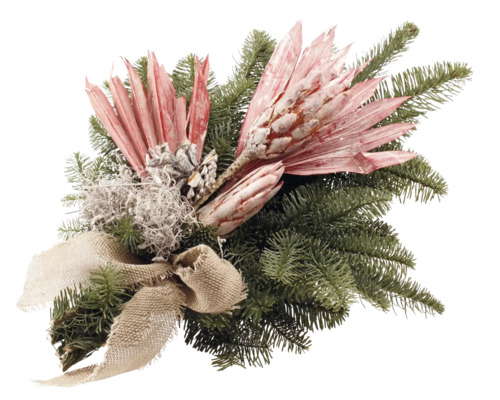 Arrangement mit Tannenzweigen, künstlichen Blüten, Kiefernzapfen und Schleife