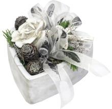 Dekoratives Blumenarrangement mit Schleife im Topf