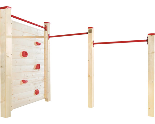 Kletterwand aus Holz mit roten Klettergriffen und Reckstange