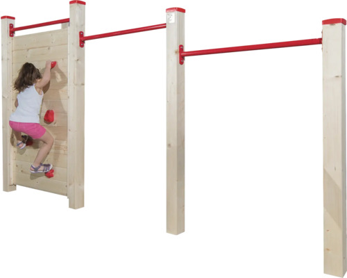 Kind klettert auf einer Kletterwand mit Klimmzugstange aus Holz
