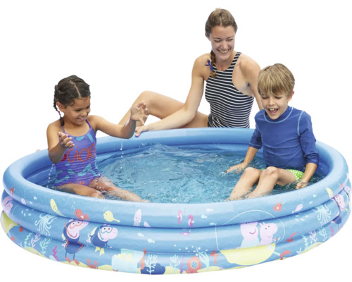 Aufblasbarer Pool mit spielenden Kindern und einer Erwachsenen im Garten