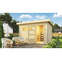 Holzgartenhaus mit geöffneter Tür, Sesseln und Tisch im Garten