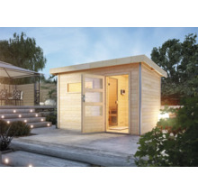 Außensauna aus Holz mit Glastür in einem Garten