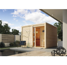 Außensauna aus Holz mit Glastür neben einem Pool