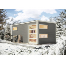 Modernes Gartenhaus mit Holzfassade, Fenster und Schiebetür im Wintergarten