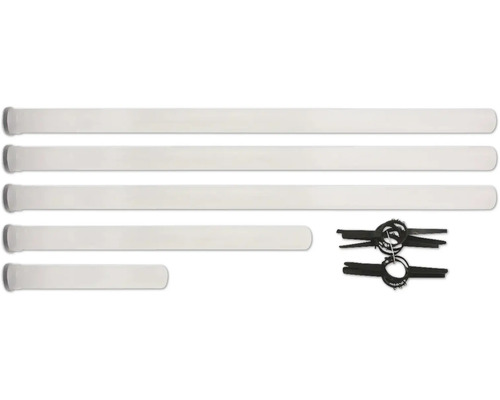 Fünf Rohre unterschiedlicher Länge und zwei Rohrbefestigungen