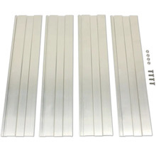 Vier weiße, geriffelte Kunststoffplatten mit zugehörigen Schrauben