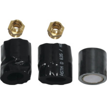 Messingfittings und schwarze Isolierung für Sanitärinstallationen