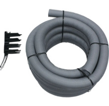 Graues Drainagerohr mit schwarzer Rohrschelle