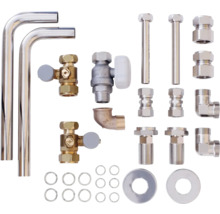 Verschiedene Sanitärinstallationsstücke aus Metall, einschließlich Rohre, Ventile und Verbinder.
