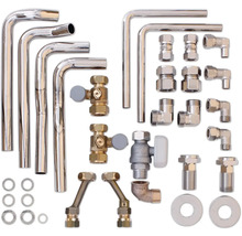Verschiedene Sanitärinstallationsstücke aus Metall, darunter Rohre, Ventile und Verbinder