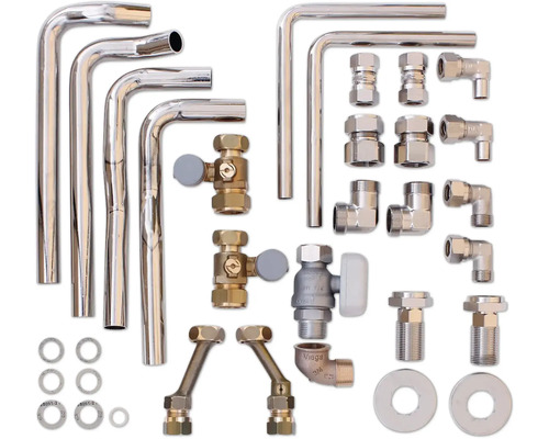Verschiedene Sanitärinstallationsstücke aus Metall, darunter Rohre, Ventile und Verbinder