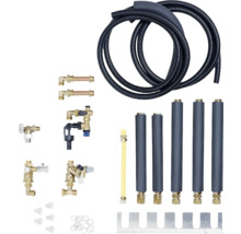 Installationsbox mit verschiedenen Ventilen, Rohren und Zubehör für Sanitärinstallationen