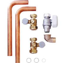 Verschiedene Sanitärinstallationskomponenten wie Kupferrohre, Ventile und Winkelstücke.