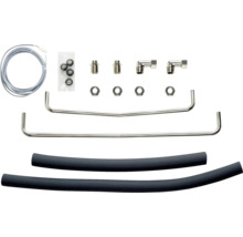 Abbildung eines Sortiments an Sanitärinstallationszubehör, einschließlich Rohren, Anschlüssen und Dichtungen.