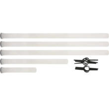 Bild eines Satzes von Dachrinnenrohren unterschiedlicher Länge und passender Rohrschellen