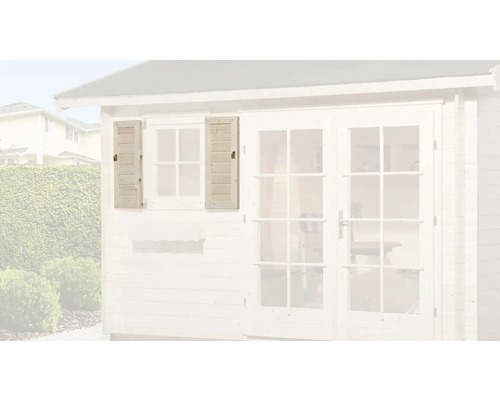 Holzfensterläden an einem Gartenhaus