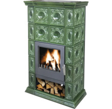 Kaminofen mit Fliesenverkleidung, Brennholz und Feuer