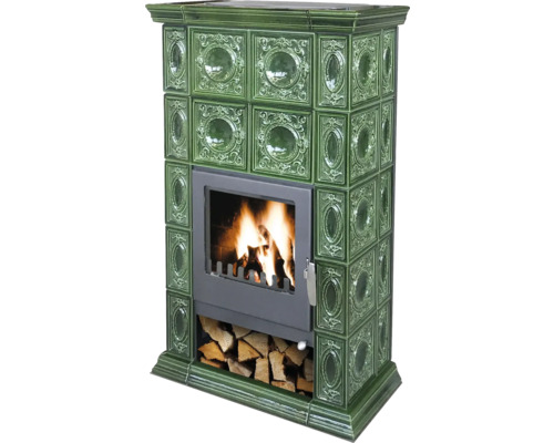 Kaminofen mit Fliesenverkleidung, Brennholz und Feuer