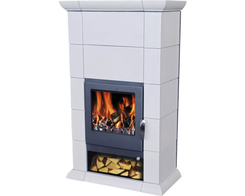 Kaminofen mit Holzfeuer und Holzlagerfach