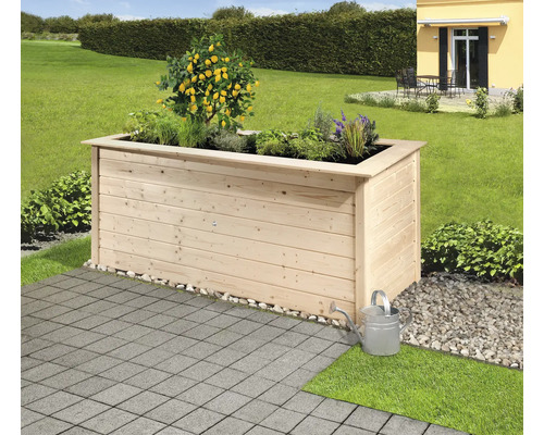 Holzpflanzkasten mit Bepflanzung und Gießkanne im Garten