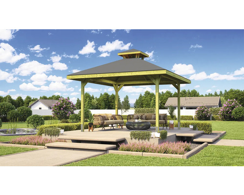 Holzpavillon mit Gartenmöbeln auf einer Terrasse in einem gepflegten Garten