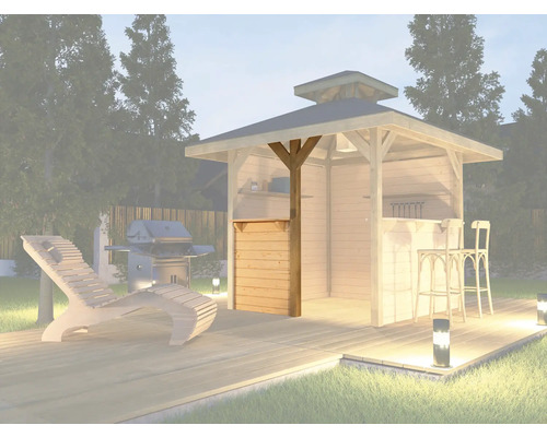 Gartenszene mit Grillkota, Grill, Sonnenliege und Barhockern auf einer Holzterrasse