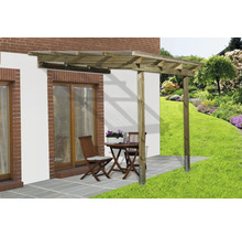 Holzpergola mit Tisch und Stühlen im Garten