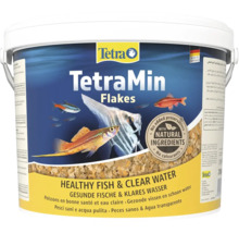 TetraMin Flockenfutter für gesunde Fische und klares Wasser im Eimer