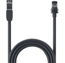 Schwarzes Ethernetkabel mit zwei Steckern