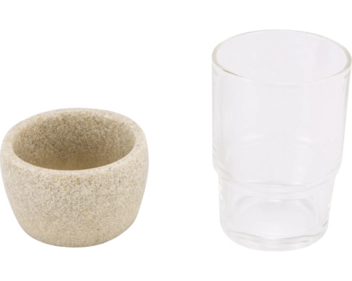 Mörser aus Stein und ein Glas