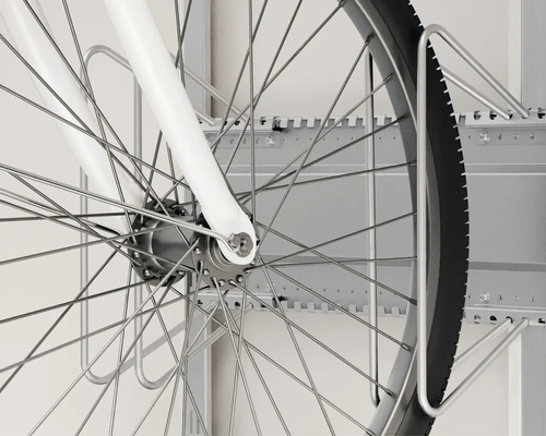 Fahrrad mit Reifen in Fahrradaufbewahrung