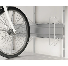 Fahrrad in einer Fahrradhalterung an der Wand
