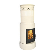 Kaminofen aus Keramik mit Feuerraum und Tür