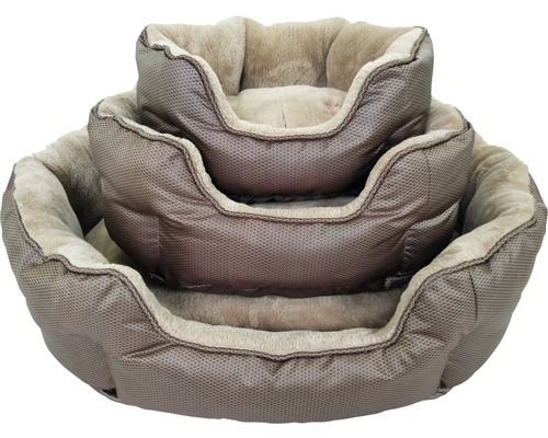 Drei Hundebetten unterschiedlicher Größe, gestapelt.