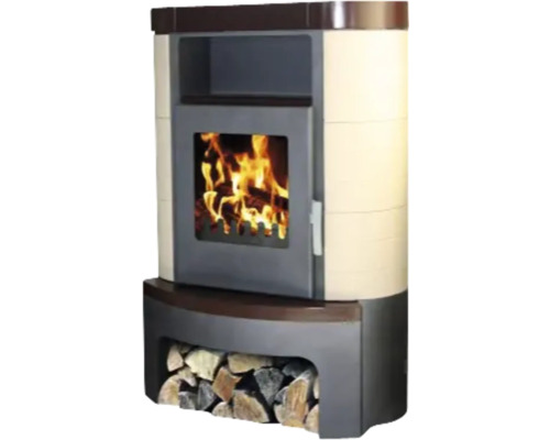 Kaminofen mit Holzfach und brennendem Feuer