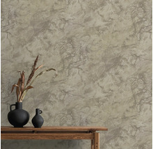 Wandgestaltung mit Marmoroptik und Dekoration auf einem Holztisch