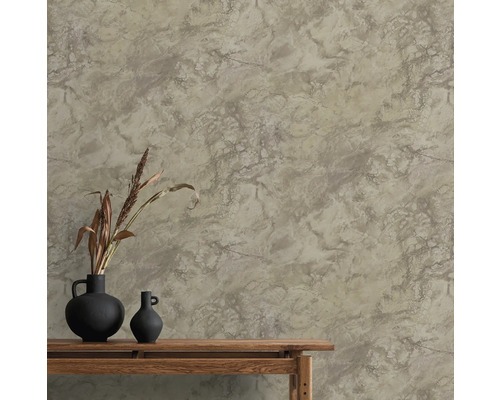 Wandgestaltung mit Marmoroptik und Dekoration auf einem Holztisch