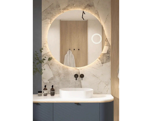 Modernes Badezimmer mit rundem Spiegel, Aufsatzwaschbecken und Armaturen