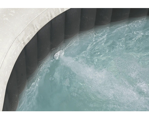 Detailansicht eines sprudelnden Whirlpools mit Wasserdüsen