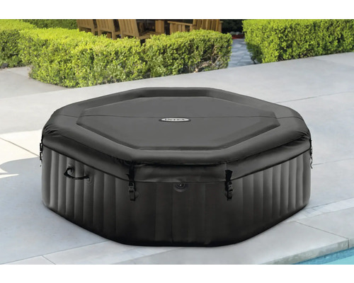 Aufblasbarer Whirlpool mit Abdeckung im Gartenbereich