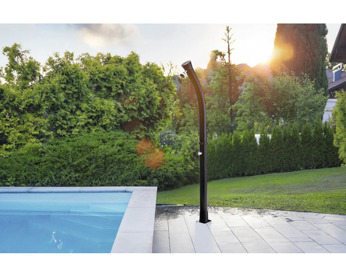 Gartenlandschaft mit Pool und Außendusche