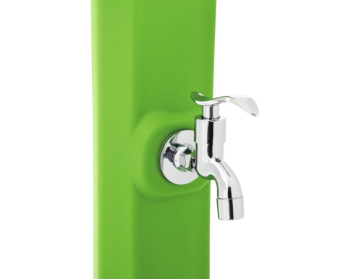 Detailaufnahme eines grünen Wasserzapfs mit verchromtem Wasserhahn