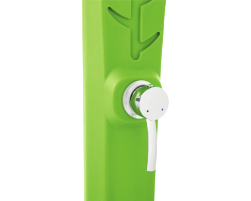 Detailansicht einer Gartendusche mit Armatur