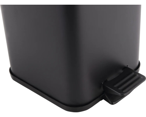 Detailansicht eines schwarzen Tretabfalleimers.