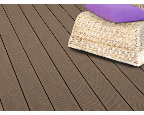 Terrassendielen aus Holz mit Sitzgelegenheit und Kissen